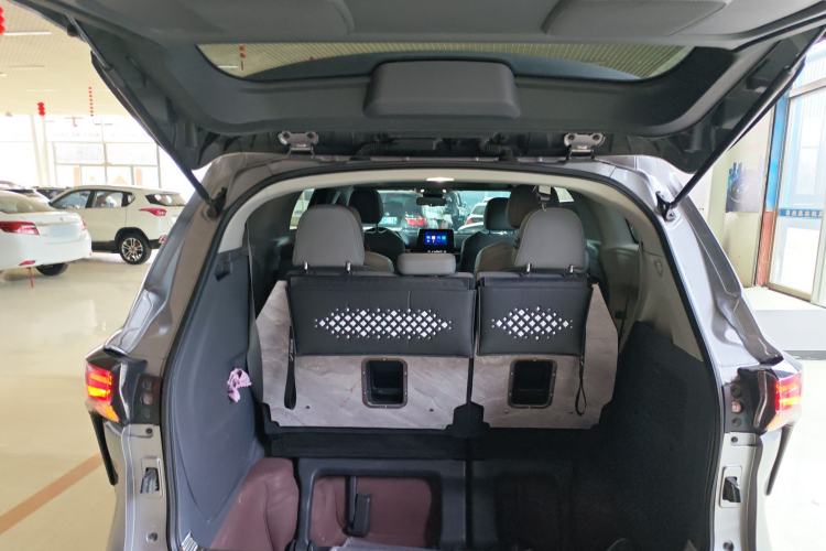 Used Toyota Granvia 2023 2.5L Hybrid Luxury Edition Trunk
