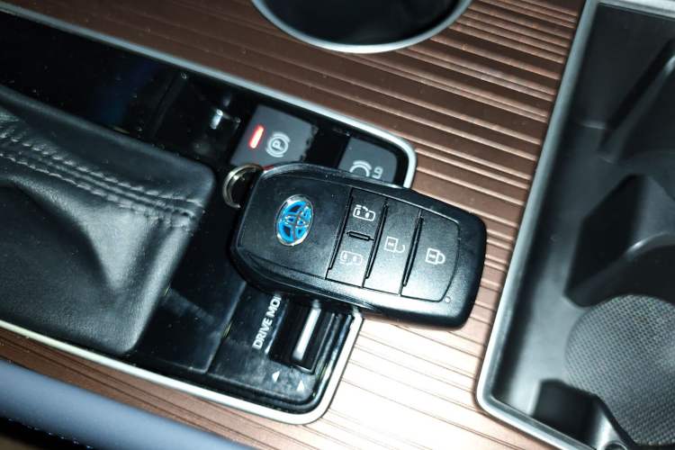 Used Toyota Granvia 2023 2.5L Hybrid Comfort Edition Vehicle Key