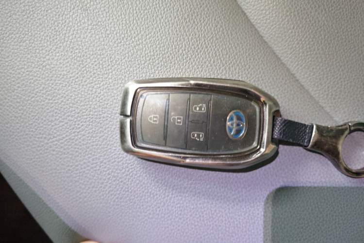 Used Toyota Granvia 2023 2.5L Hybrid Luxury Edition Vehicle Key