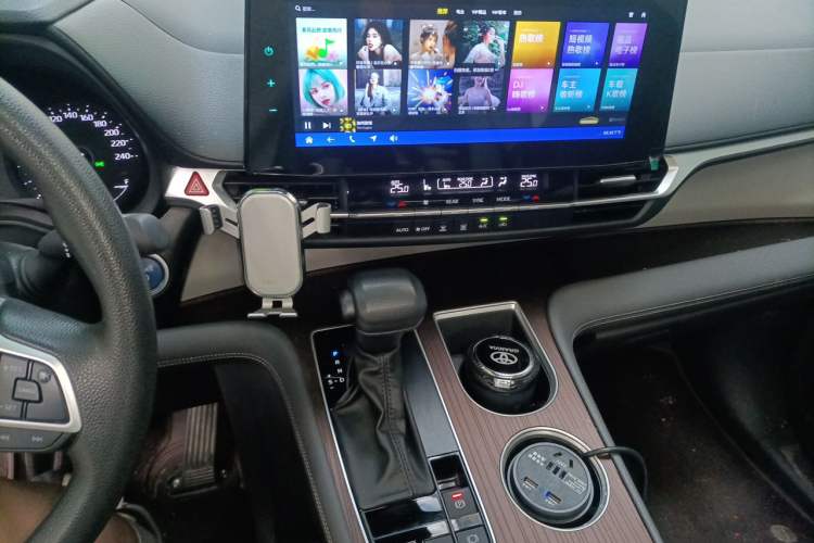 Used Toyota Granvia 2023 2.5L Hybrid Luxury Edition Audio And AC Panel