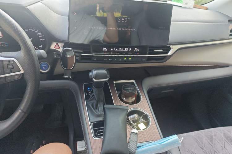 Used Toyota Granvia 2023 2.5L Hybrid Prestige Wellness PLUS Edition Audio And AC Panel