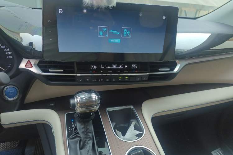 Used Toyota Granvia 2023 2.5L Hybrid Comfort Edition Audio And AC Panel