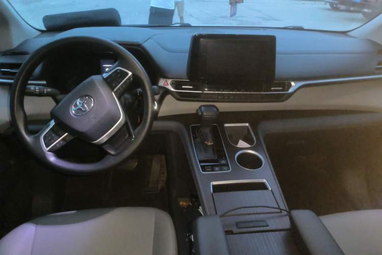 Used Toyota Granvia 2023 2.5L Hybrid Luxury Edition Center Console