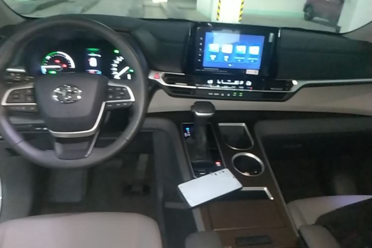 Used Toyota Granvia 2023 2.5L Hybrid Comfort Edition Center Console