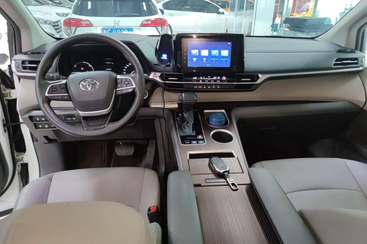 Used Toyota Granvia 2023 2.5L Hybrid Comfort Edition Center Console