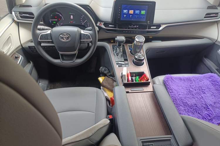 Used Toyota Granvia 2023 2.5L Hybrid Luxury Edition Center Console