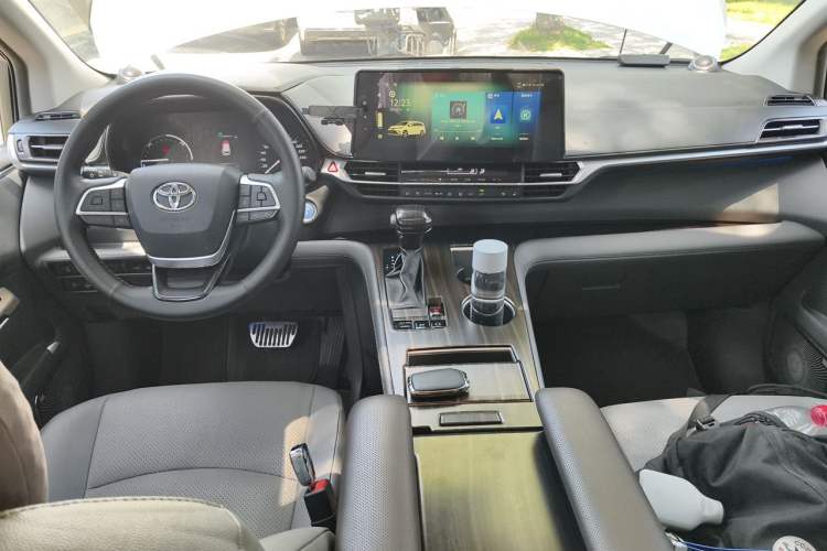 Used Toyota Granvia 2023 2.5L Hybrid Prestige Wellness PLUS Edition Center Console