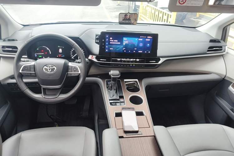 Used Toyota Granvia 2023 2.5L Hybrid Prestige PLUS Edition Center Console