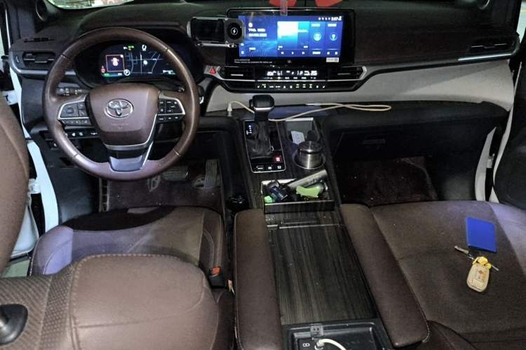 Used Toyota Granvia 2023 2.5L Hybrid Flagship VIP Edition Center Console
