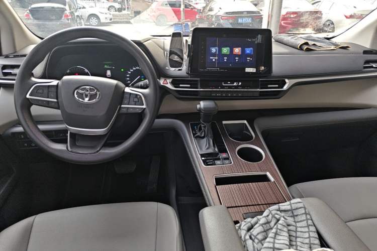 Used Toyota Granvia 2023 2.5L Hybrid Luxury Edition Center Console
