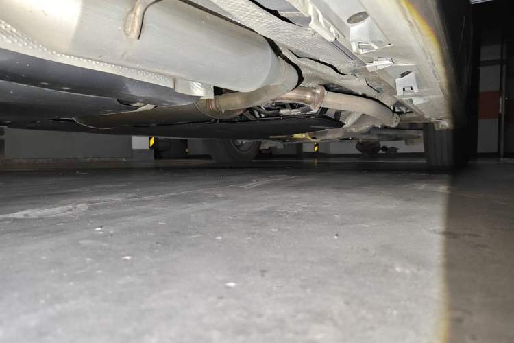 Used Toyota Granvia 2023 2.5L Hybrid Luxury Edition Chassis Rear Right