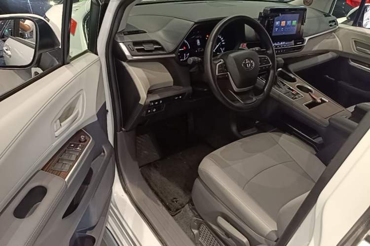 Used Toyota Granvia 2023 2.5L Hybrid Comfort Edition Driver Seat