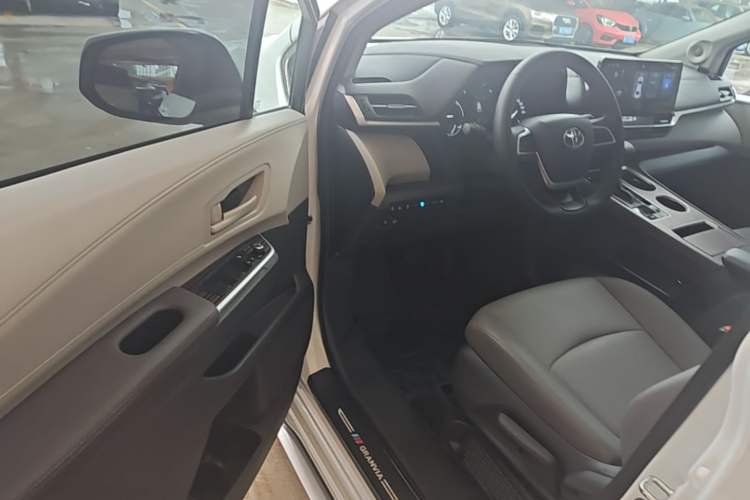 Used Toyota Granvia 2023 2.5L Hybrid Comfort Edition Driver Seat