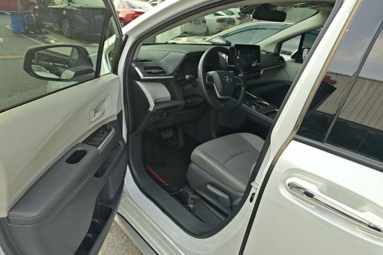 Used Toyota Granvia 2023 2.5L Hybrid Luxury Edition Driver Seat
