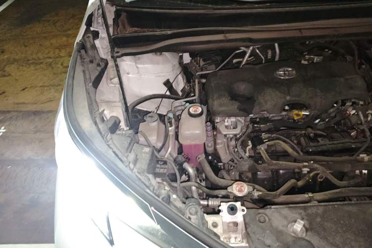 Used Toyota Granvia 2023 2.5L Hybrid Luxury Edition Engine Bay Right