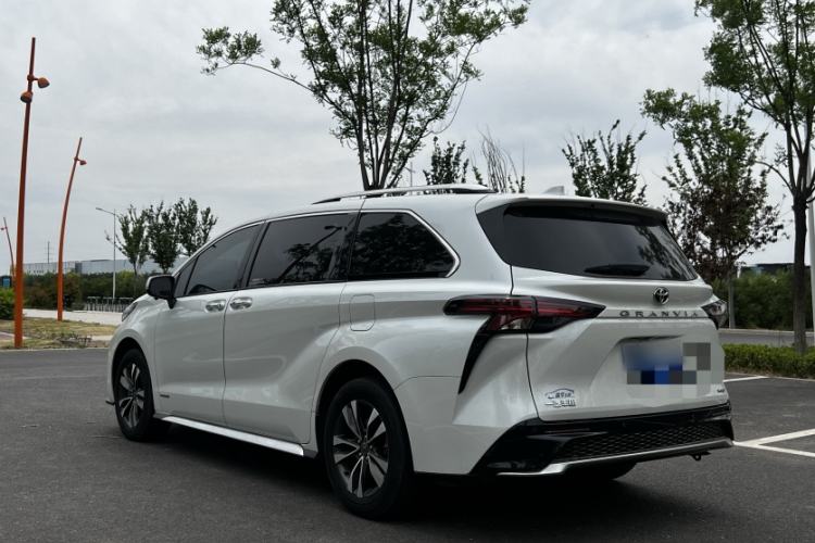 Used Toyota Granvia 2023 2.5L Hybrid Luxury Edition Exterior 2