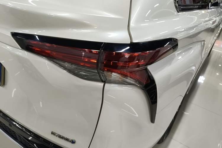 Used Toyota Granvia 2023 2.5L Hybrid Luxury Edition Exterior 3