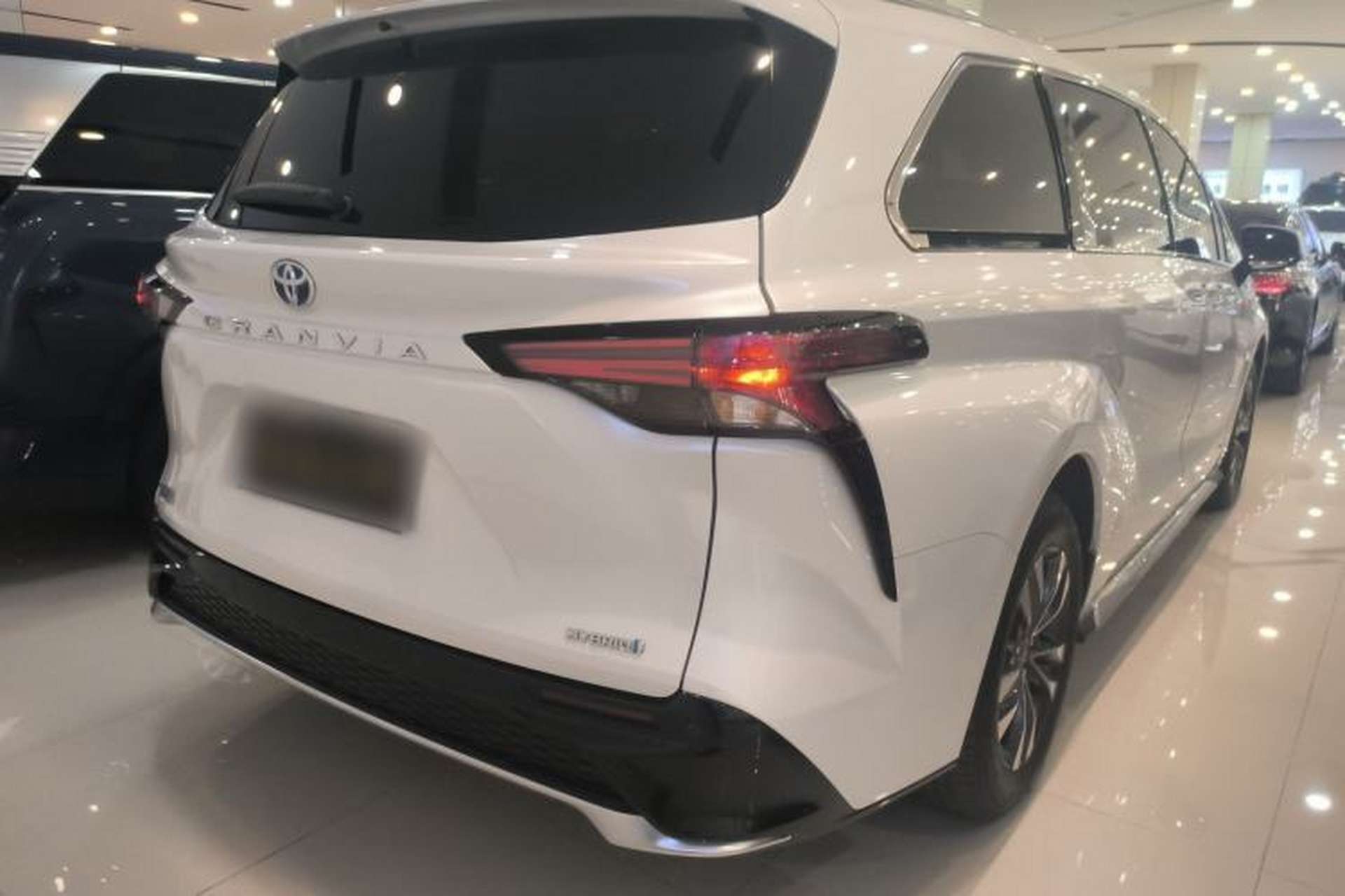 Used Toyota Granvia 2023 2.5L Hybrid Luxury Edition Exterior 5
