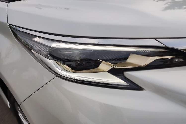 Used Toyota Granvia 2023 2.5L Hybrid Comfort Edition Exterior 7