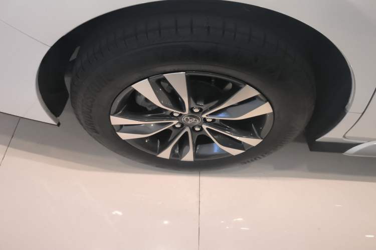 Used Toyota Granvia 2023 2.5L Hybrid Luxury Edition Exterior 8
