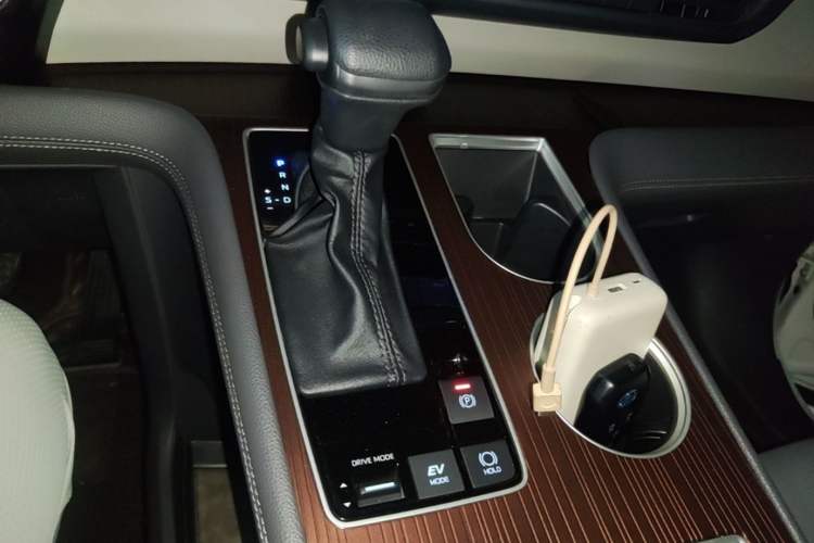 Used Toyota Granvia 2023 2.5L Hybrid Luxury Edition Gear Lever