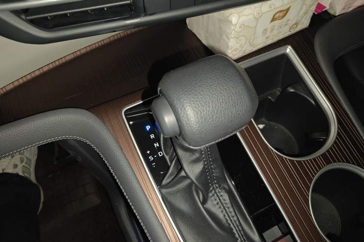 Used Toyota Granvia 2023 2.5L Hybrid Comfort Edition Gear Lever