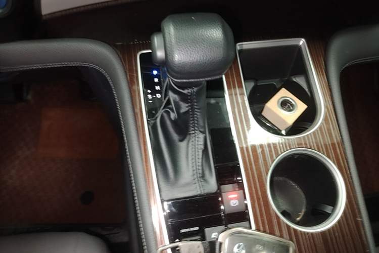 Used Toyota Granvia 2023 2.5L Hybrid Comfort Edition Gear Lever