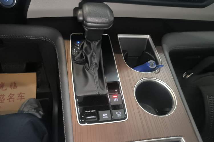 Used Toyota Granvia 2023 2.5L Hybrid Luxury Edition Gear Lever