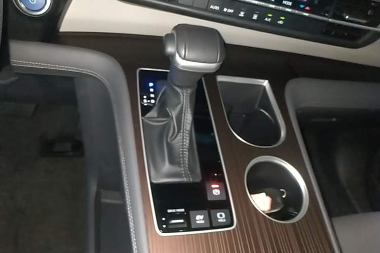 Used Toyota Granvia 2023 2.5L Hybrid Comfort Edition Gear Lever