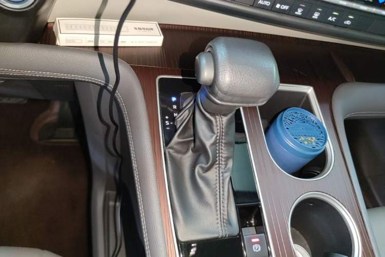 Used Toyota Granvia 2023 2.5L Hybrid Comfort Edition Gear Lever