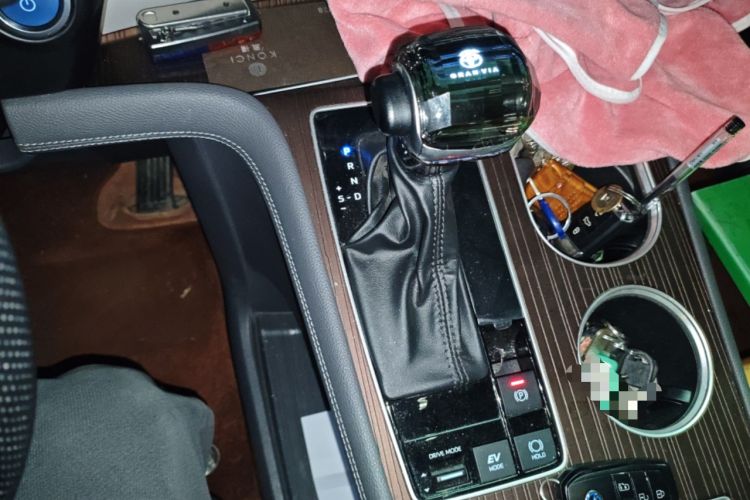 Used Toyota Granvia 2023 2.5L Hybrid Luxury Edition Gear Lever