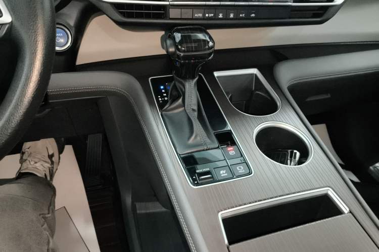 Used Toyota Granvia 2023 2.5L Hybrid Luxury Edition Gear Lever