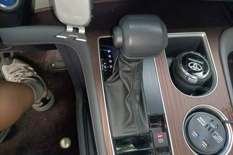 Used Toyota Granvia 2023 2.5L Hybrid Luxury Edition Gear Lever
