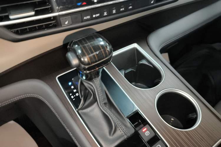 Used Toyota Granvia 2023 2.5L Hybrid Luxury Edition Gear Lever