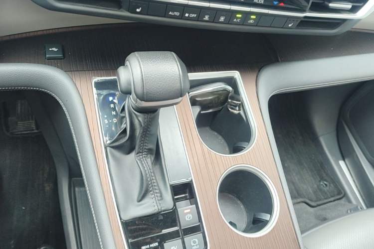 Used Toyota Granvia 2023 2.5L Hybrid Prestige PLUS Edition Gear Lever