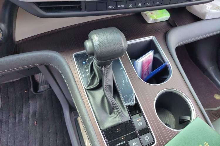 Used Toyota Granvia 2023 2.5L Hybrid Comfort Edition Gear Lever