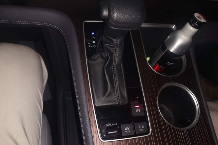 Used Toyota Granvia 2023 2.5L Hybrid Comfort Edition Gear Lever