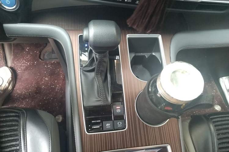 Used Toyota Granvia 2023 2.5L Hybrid Luxury Edition Gear Lever