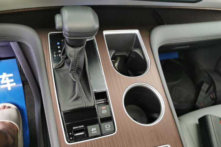 Used Toyota Granvia 2023 2.5L Hybrid Comfort Edition Gear Lever