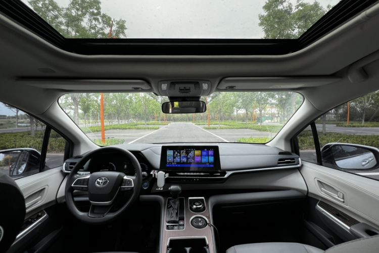 Used Toyota Granvia 2023 2.5L Hybrid Luxury Edition Interior 1