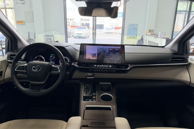 Used Toyota Granvia 2023 2.5L Hybrid Prestige PLUS Edition Interior 1