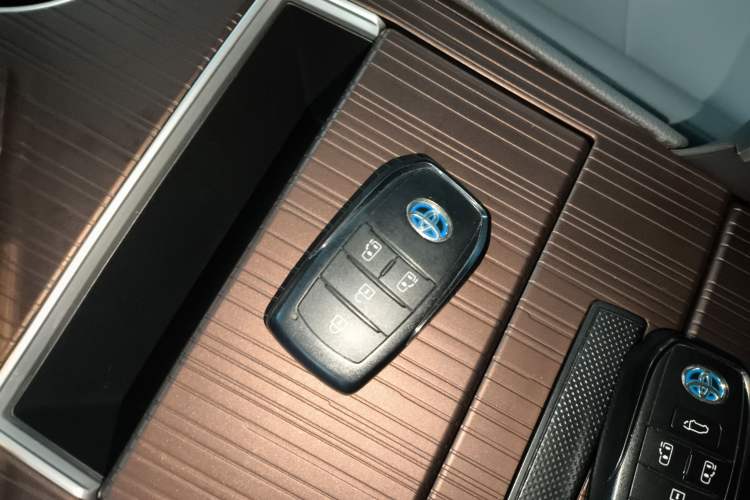 Used Toyota Granvia 2023 2.5L Hybrid Luxury Edition Interior 1