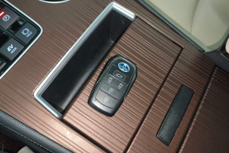 Used Toyota Granvia 2023 2.5L Hybrid Prestige PLUS Edition Interior 1