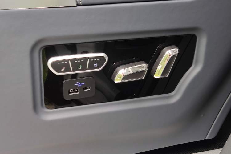 Used Toyota Granvia 2023 2.5L Hybrid Comfort Edition Interior 1