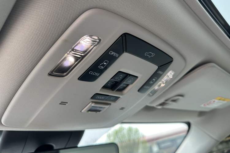Used Toyota Granvia 2023 2.5L Hybrid Prestige PLUS Edition Interior 10