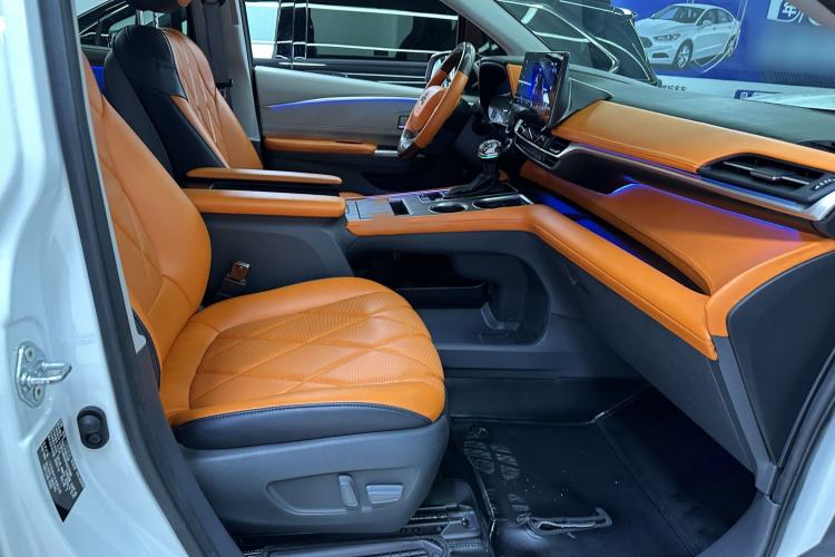 Used Toyota Granvia 2023 2.5L Hybrid Comfort Edition Interior 10