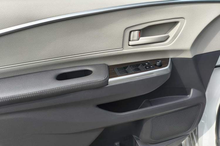 Used Toyota Granvia 2023 2.5L Hybrid Comfort Edition Interior 11