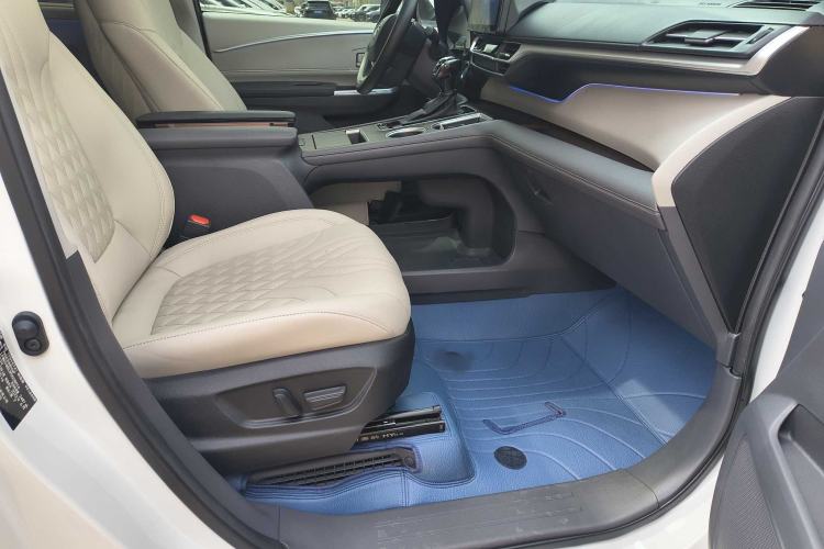 Used Toyota Granvia 2023 2.5L Hybrid Comfort Edition Interior 12