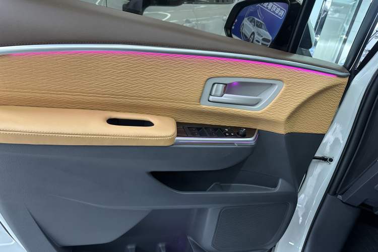 Used Toyota Granvia 2023 2.5L Hybrid Comfort Edition Interior 12