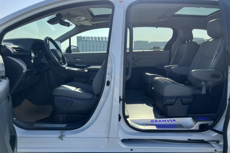 Used Toyota Granvia 2023 2.5L Hybrid Prestige PLUS Edition Interior 2
